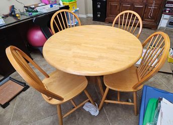 40" Round dining table & 4 chairs solid pine pre-loved