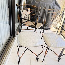 2 Confortables Chairs