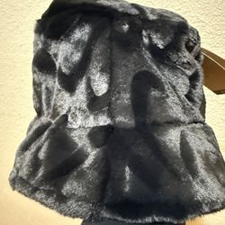 Black faux fur bucket hat #fauxfur