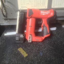 Milwaukee M12 CORDLESS PIN NAILER. EXCELLENT CONDITION. 