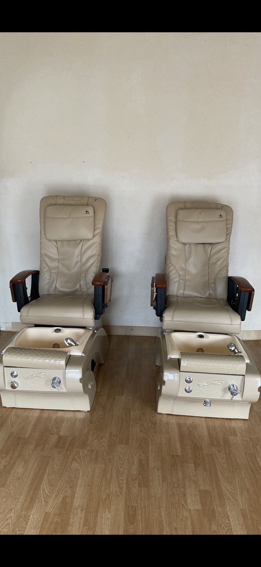 4 spa chairs available!!! In great condition