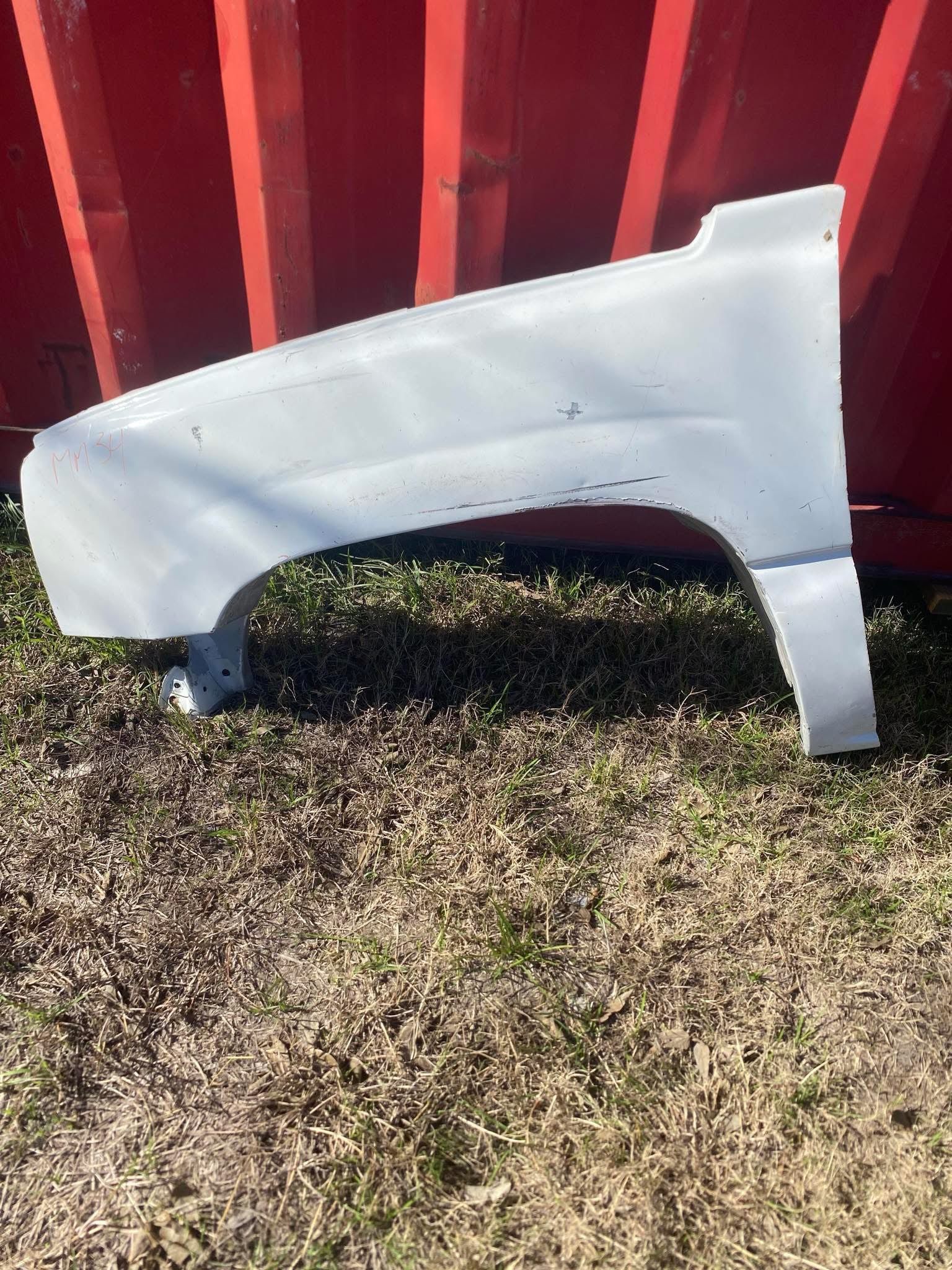2003-2006 White Chevrolet Silverado Cateye Driver Fender OEM MM34