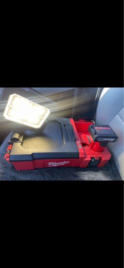 Milwaukee M12 PACKOUT Flood Light 1300 Lumens Nueva + 2 Baterías M12 1.5Ah