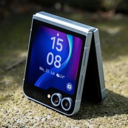 Samsung Galaxy Z Flip 5 5G  Unlocked, FREE Smartwach/ Headphones. Pay $1 Today Rest in payments. NO CREDIT NEEDED FINANCING