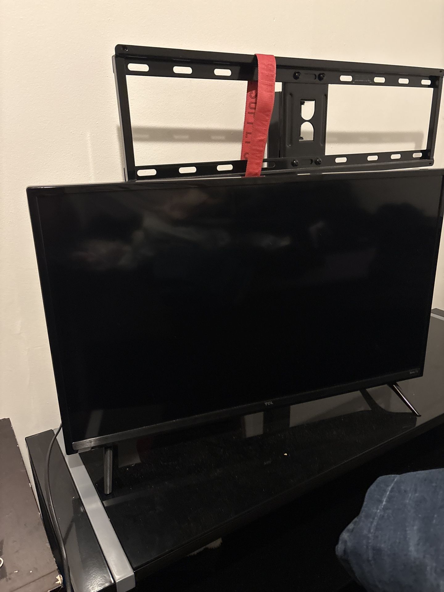 🖥️ TCL Roku Smart TV 28” – Excellent Condition