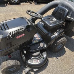 Craftsman lawn tractor, ride on mower in working condition. Delivery available, please read ad.