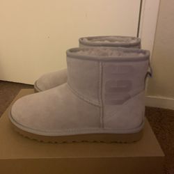 100% Authentic Brand New in Box UGG Classic Mini Rubber Logo Boots / Women size 5 / Color: Grey