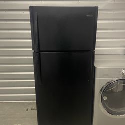 Frigidaire refrigerator 18 cu ft  very clean