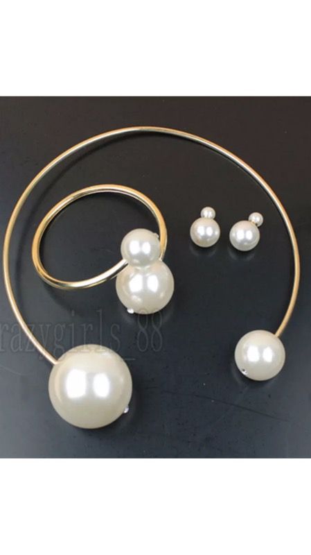 Three piece open neck pearl Choker! Brand new! Super cute!