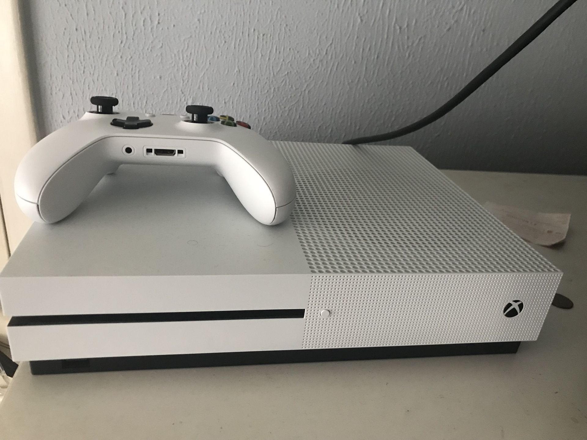 Xbox One S (Includes Madden 18 and FIFA 17)