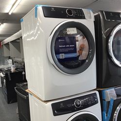 New Scratch And Dent Electrolux Front Load Washer And Dryer Set. 1 year Warranty 