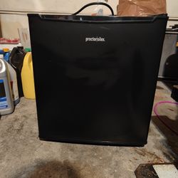 Proctor Silex Mini Fridge
