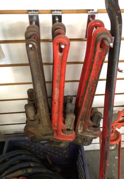 Big rigid pipe wrenches