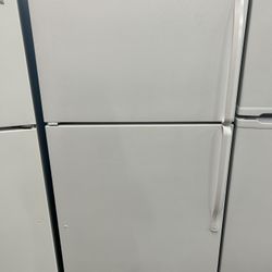 White 18 Cubic Foot Refrigerator With Ice Maker 