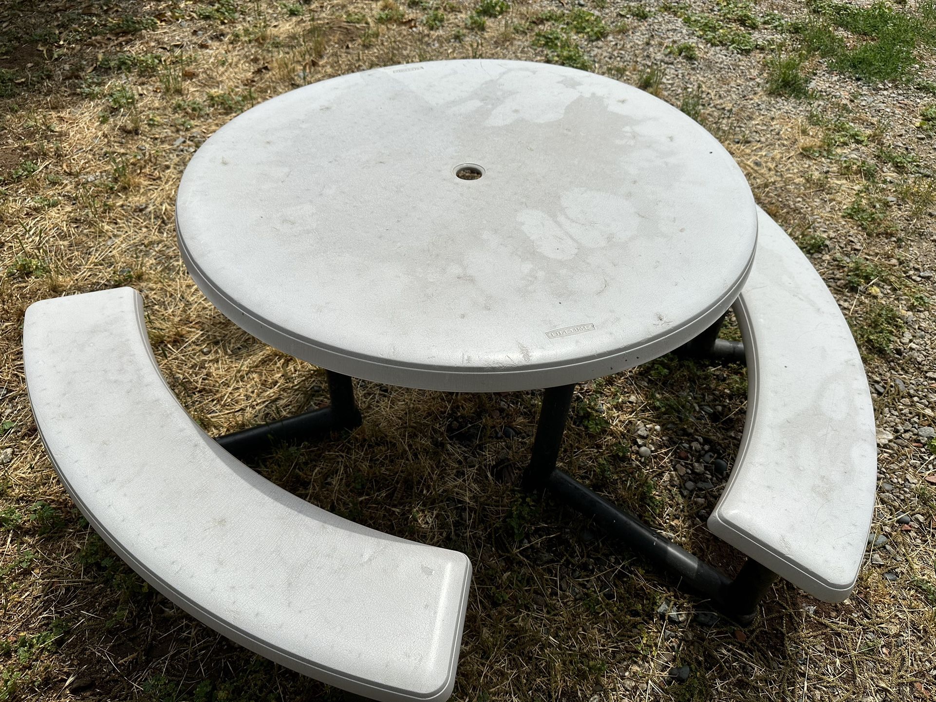 Lifetime Round Picnic Table