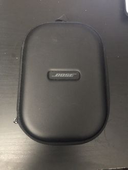 Bose QC 35 case + USB cable + audio cable + Airline adapter