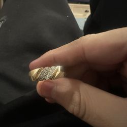 10k Ring With Real Diamonds 