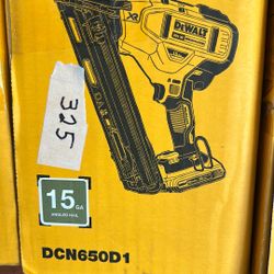 Dewalt 20 XR15Ga  Angled Finish Nailer Kit 