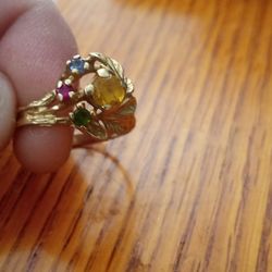 14kt Gold w/ Stones. 4.01 Grams.