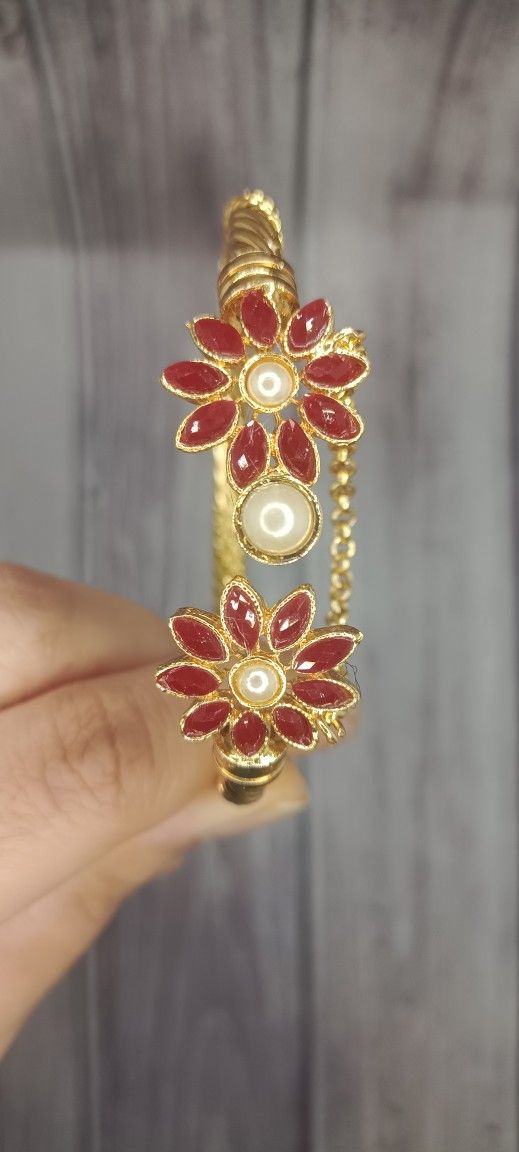 Red Color Crystal Flower With Light Yellow Pearls Adjustable In Size Bangle