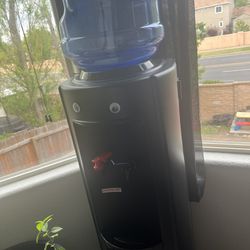 Water Dispenser, Hot & Cold