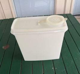 Vintage Tupperware cereal keeper storage container & lid