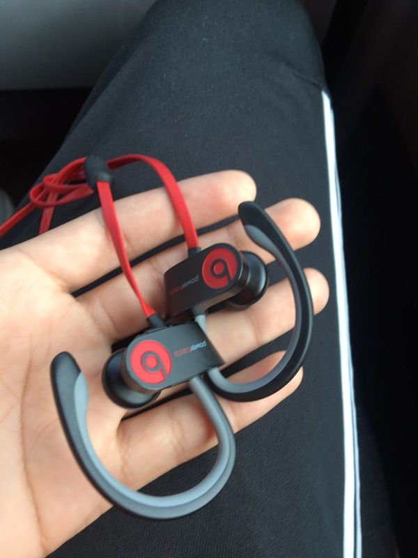Powerbeats 2 (work great)