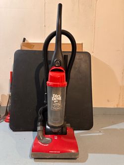 Dirt Devil Featherlite Bagless Upright Vacuum