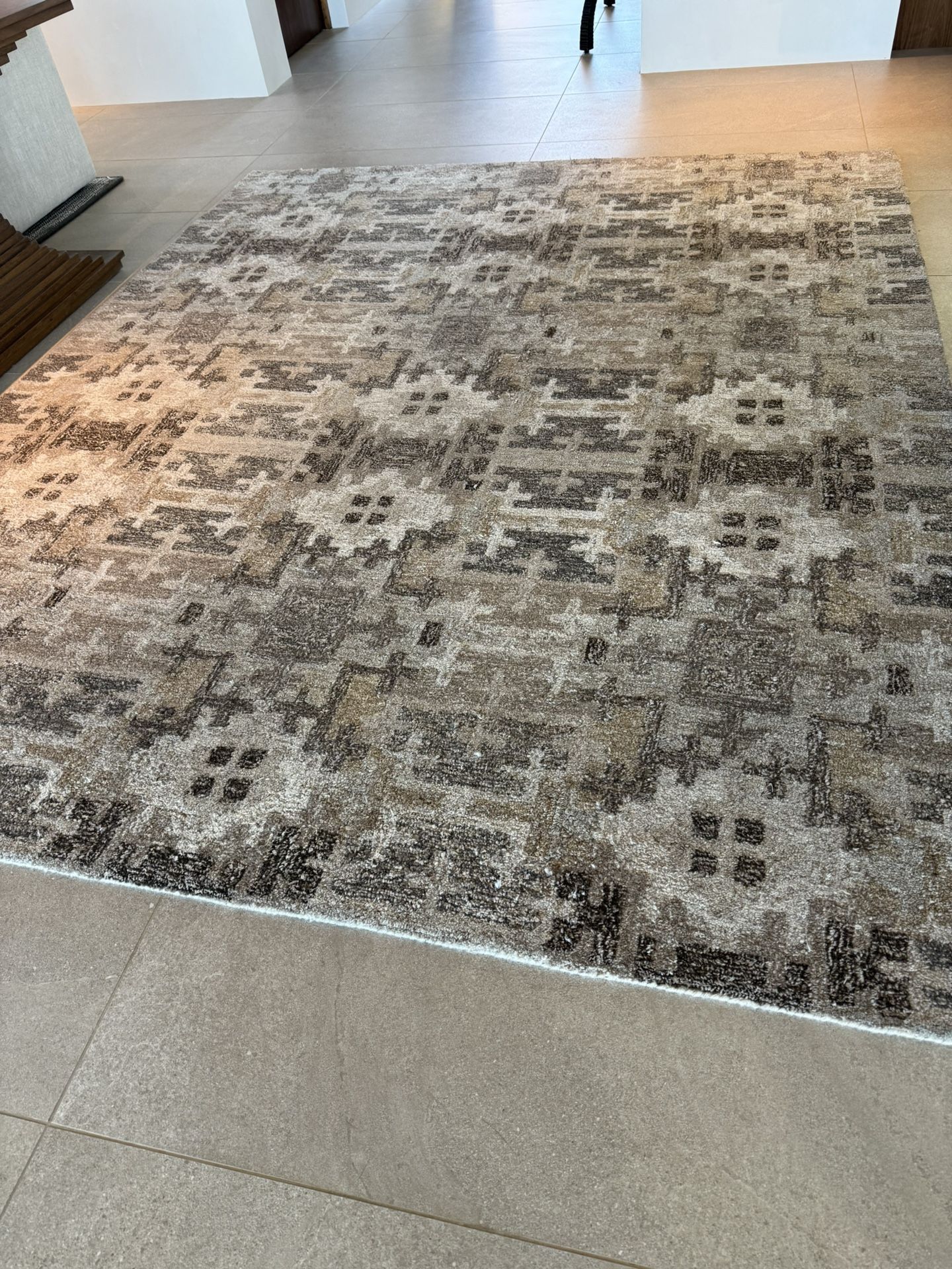 Beautiful Crate & Barrel 8x10 Rug!