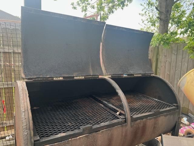 BBQ PIT /SMOKER/GRILL HEAVY STEEL