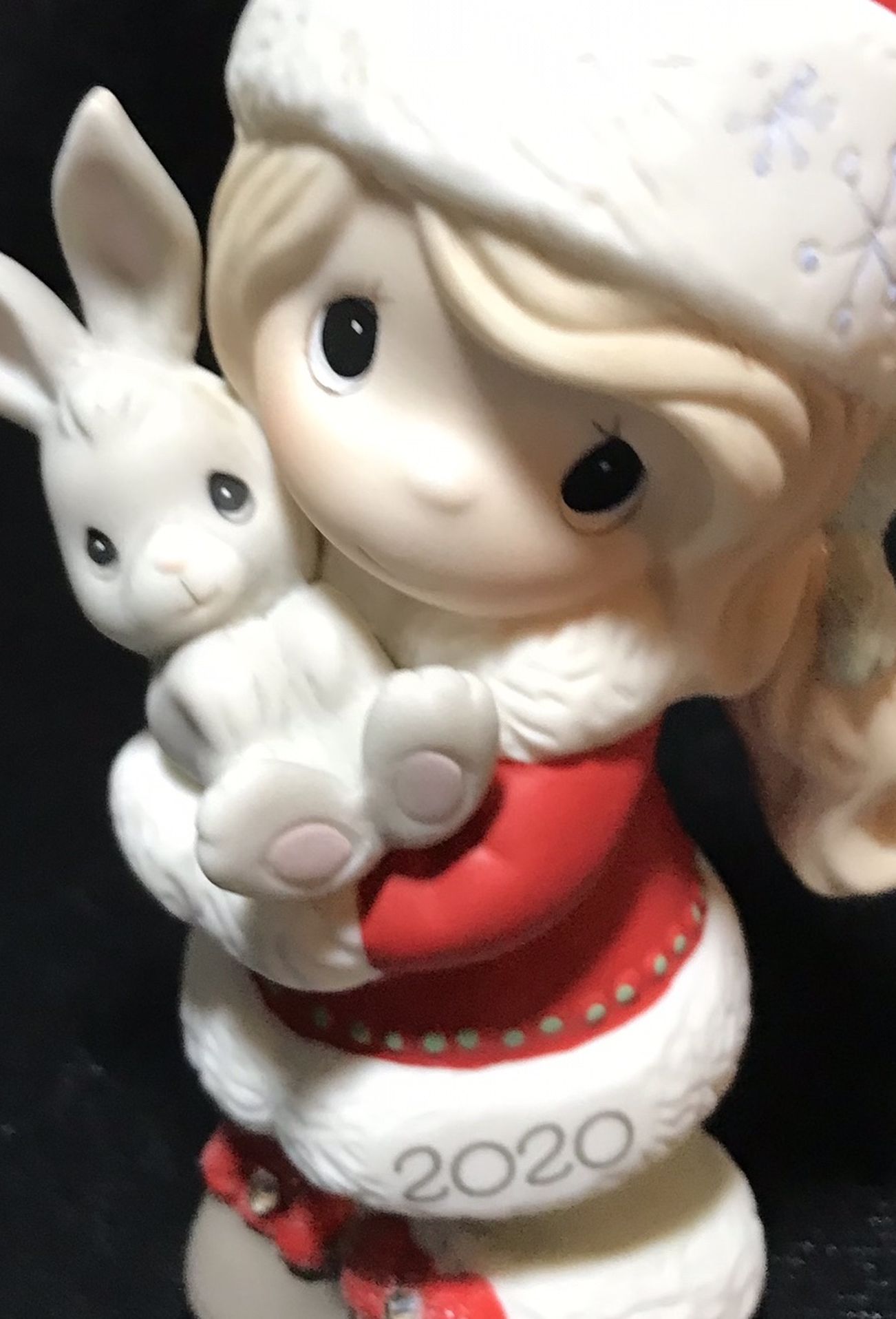 Precious Moments Figurine #201001 “Every Bunny Loves a Christmas Hug”