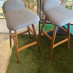 2 bar stools
