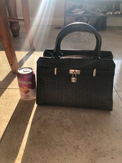 Authentic ‘Guess’ Purse / handbag 👜.  Looks new 👍🏼 👍🏼 Must come to H.B (12oz can for size)