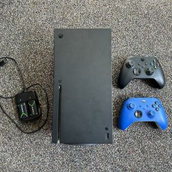 Xbox Series X + 2 Controllers + Rechargeable Batteries