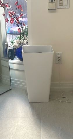 Plant stand. Shite contempirsry