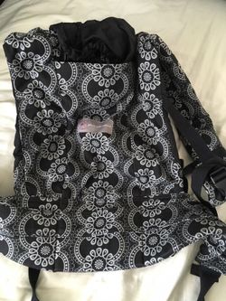 Petunia pickle organic ergo carrier