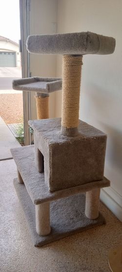 Like new cat tree  2 pieces