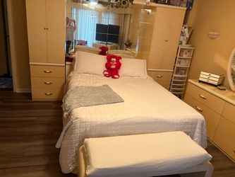 Queen size bedroom set