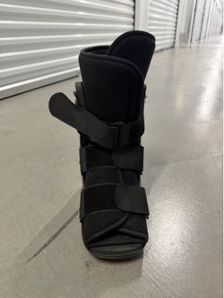 Orthopedic walking boot