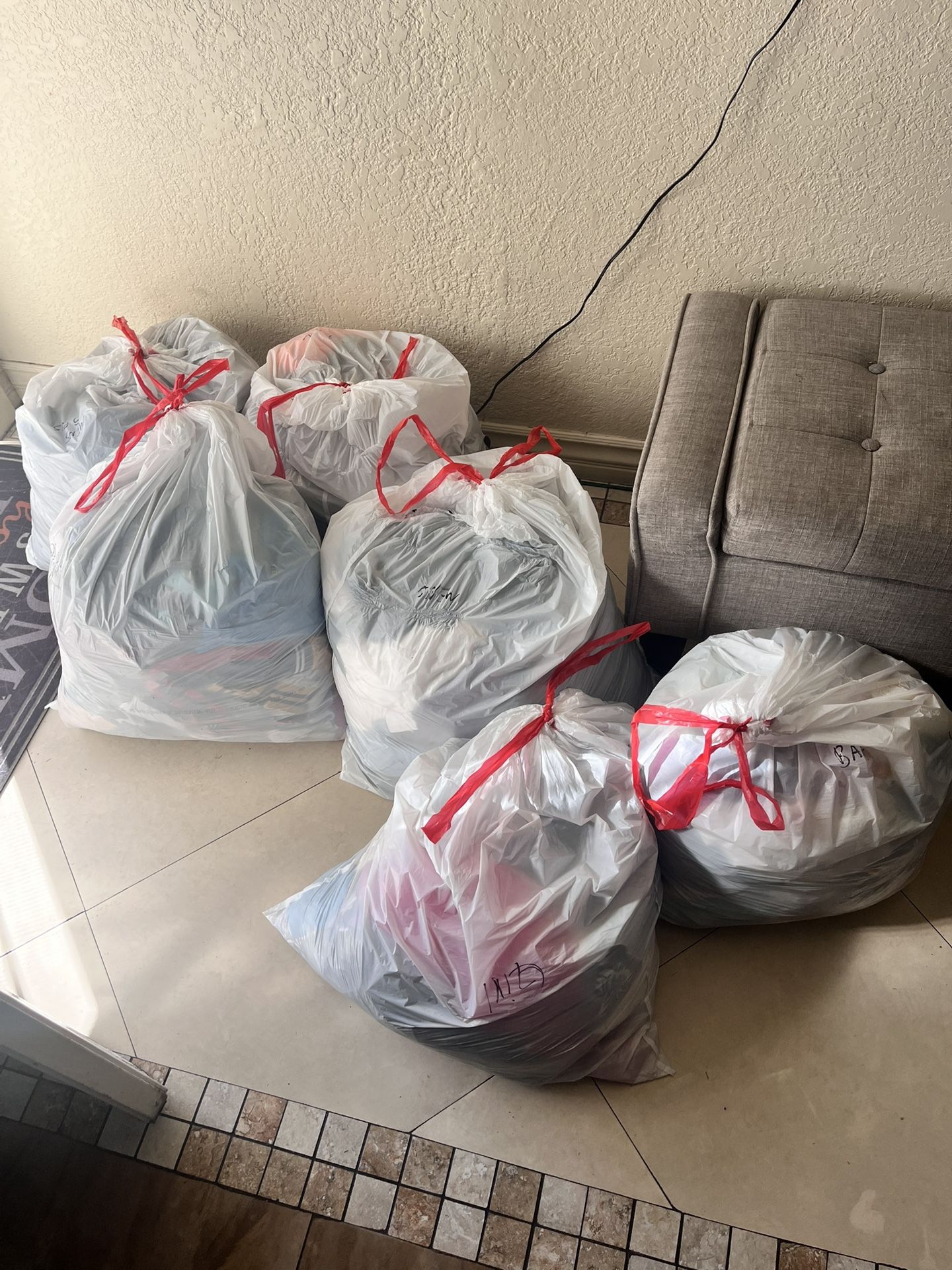 Lot Of 6 Bags Of Clothes For Men, Toddlers And Babies , 226 Pieces 