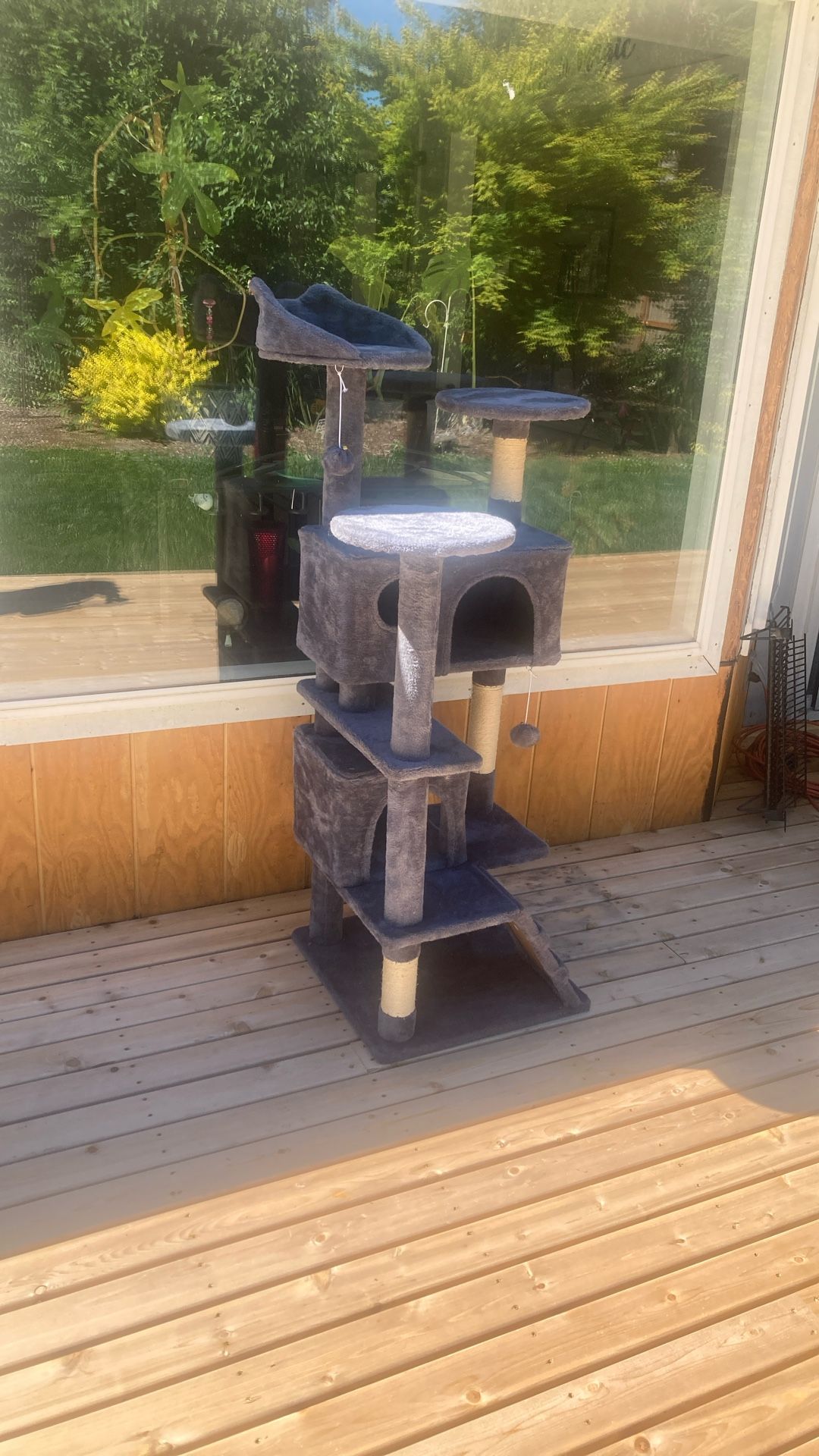 Cat Tree. 6 Months old. Grey