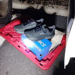 Brooks Running Shoes Size 8 And 1/2 Black Brand New