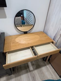 Make up desk