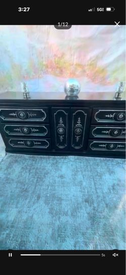 Vintage style long dresser with nine drawers colors black and silver has been refurbished!!🌺