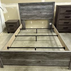 Signature Design by Ashley Bronyan Contemporary Queen Panel Bed with Metal Slats New 