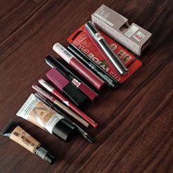 Maquillaje, Labiales, Delineador Y Mascara De Pestañas $25 Por Todo