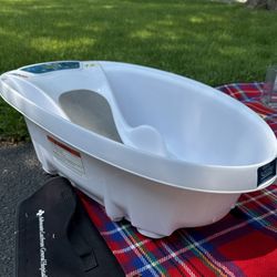 Newborn bath tub with Temp check