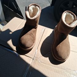 $30 UGG SIZE 4 