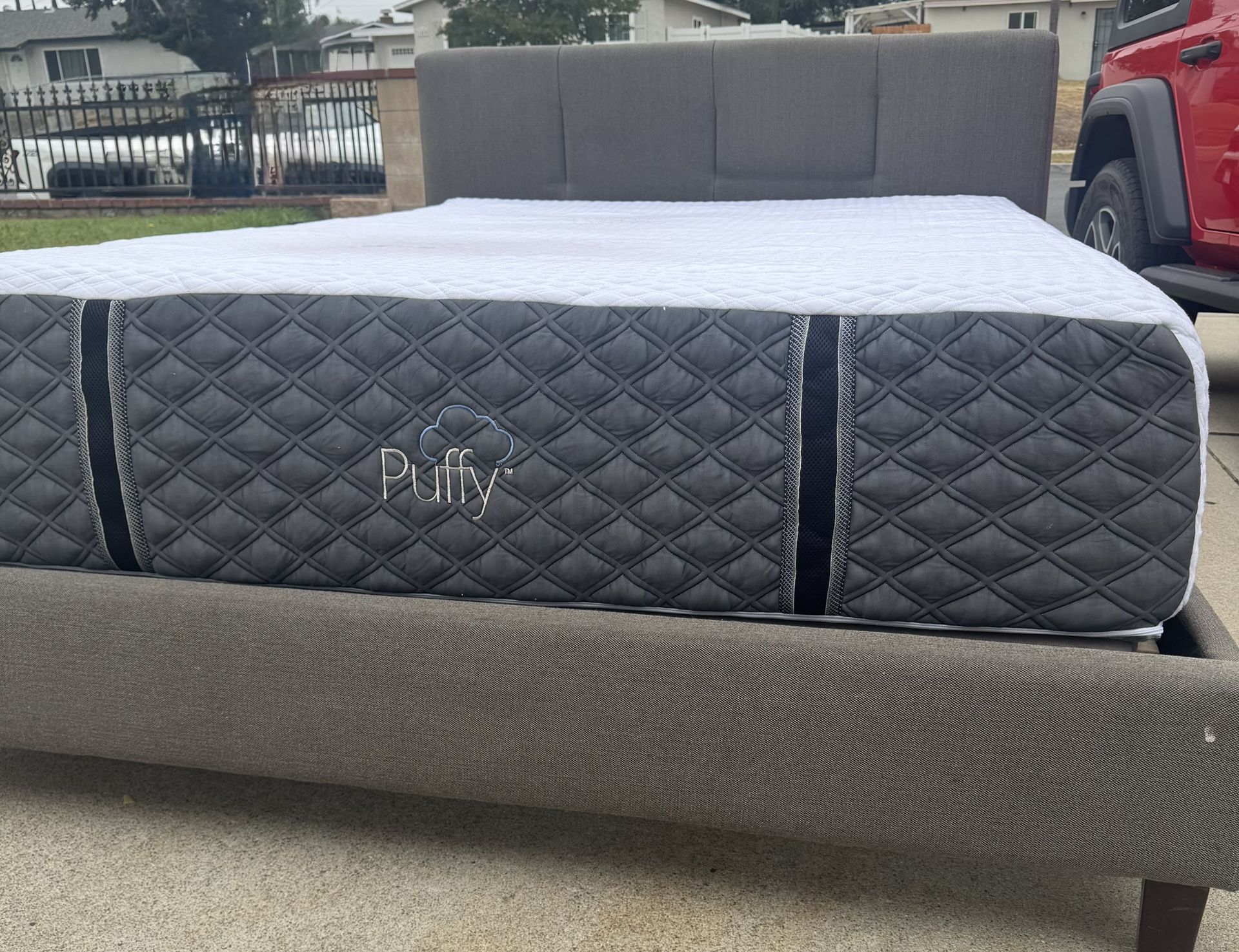 Beutiful Queen Bed With Good Mattress