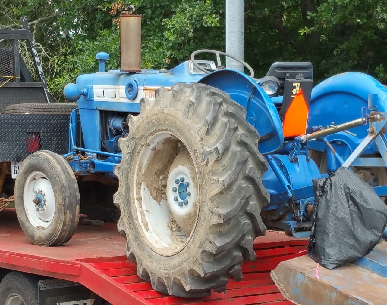 1969 Ford 3000 46hp Gas Selecto-O-Speed Semi-Automatic Tractor